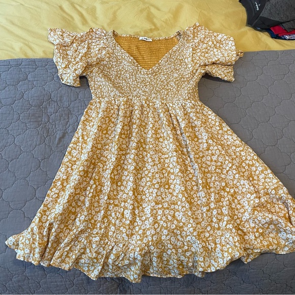 Maternity yellow ruffle smocked dress, size large - Picture 4 of 12